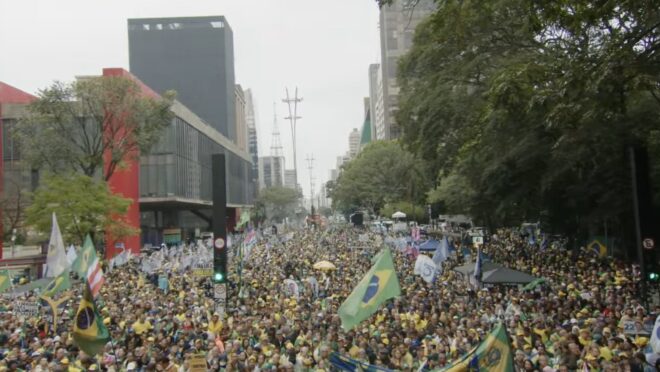 Flávio Bolsonaro e Tarcísio de Freitas lideram ato político na Avenida Paulista